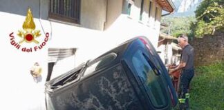 Dimentica il freno a mano, auto finisce dentro la casa del vicino