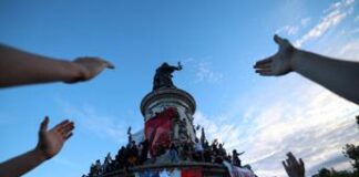 Elezioni Francia, scontri a Parigi tra polizia e estremisti sinistra