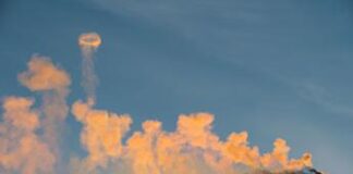 Etna, nube vulcanica da cratere alta 4,5 chilometri