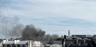 Francia, maxi incendio in palazzo in centro a Parigi