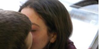 Giornata del bacio, vietato durante pandemia e oggi la scienza lo riabilita