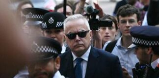 Huw Edwards, ex presentatore Bbc ammette di avere foto indecenti di bambini