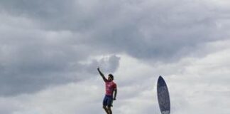 Il surf e il volo sul mare, Medina e la foto cult a Parigi 2024