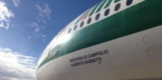 In vendita Boeing Alitalia intitolato a pilota morto in servizio: “Lo compri lo Stato”
