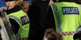 Incendia auto con figli a bordo, arrestata 19enne a Leeds: bimbi in salvo