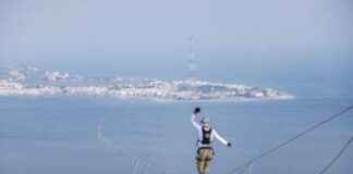 Jaan Roose fallisce l’impresa: sullo Stretto di Messina su slackline cade e il record sfuma