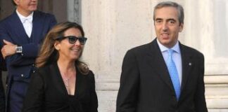 La moglie di Gasparri contro Pascale: “Non stima mio marito? Per noi medaglia al valore”
