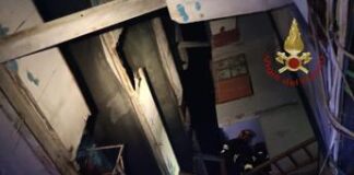Napoli, crolla ballatoio nella Vela Celeste a Scampia: un morto e 5 feriti gravi