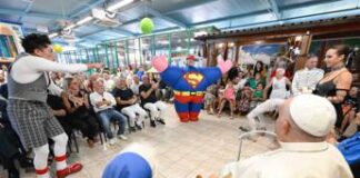 Papa a sorpresa a Ostia tra i circensi: “Grazie per essere portatori di sorrisi e di gioia”
