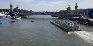 Parigi 2024, Senna inquinata: gara triathlon maschile slitta