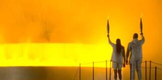 Parigi 2024, nel braciere niente fuoco: la fiamma olimpica è acqua e luce