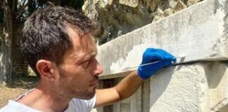 Pompei, imbrattato con una scritta blocco di marmo negli scavi