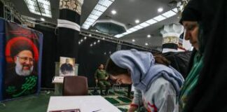 Presidenziali Iran, seggi aperti per i ballottaggi: Khamenei ha votato a Teheran