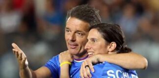Renzi e Schlein ‘compagni’ in campo, scatta l’abbraccio