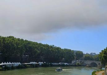 Roma, incendio a Casal Lumbroso: residenti evacuati. Nube di cenere raggiunge il centro
