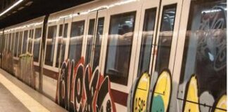 Roma, rissa sulla metro: in tre si affrontano armati tra passeggeri in fuga
