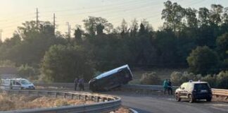 Roma, scappa su furgone rubato ma finisce fuoristrada: un morto sull’Aurelia