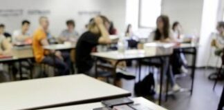 Stop a cellulari in classe, la circolare di Valditara