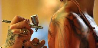 Tattoo e trucco permanente, l’allarme: batteri in un inchiostro su 3