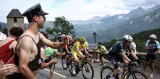 Tour de France, spettatore lancia patatine in faccia a Pogacar – Video