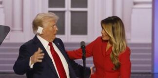 Trump, Melania e il bacio ‘al Var’ – Video