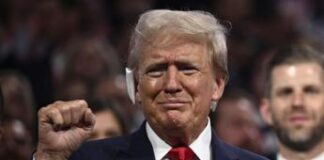 Trump riappare, saluto alla convention con orecchio fasciato