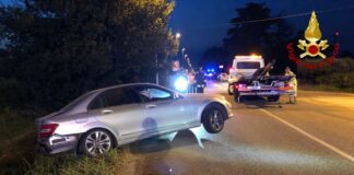 Vigili del fuoco di Thiene intervengono a Caldogno per grave incidente stradale che ha coinvolto due automobili: una donna ferita Vigili del fuoco di Thiene in azione