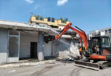 Iniziata la demolizione dell’ex distributore di viale San Lazzaro: in arrivo una pasticceria. Possamai: «Un buco nero della città riqualificato» san lazzaro, iniziata demolizione ex distributore