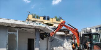 Iniziata la demolizione dell’ex distributore di viale San Lazzaro: in arrivo una pasticceria. Possamai: «Un buco nero della città riqualificato» san lazzaro, iniziata demolizione ex distributore