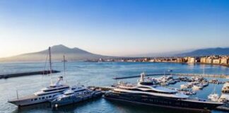 Zuckerberg in vacanza in Italia, tour a Pompei e folla di curiosi per il suo superyacht – Foto
