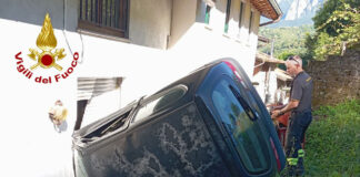 Valli del Pasubio, auto parcheggiata si muove da sola e finisce in una scarpata contro un’abitazione auto contro finestra a Valli del Pasubio