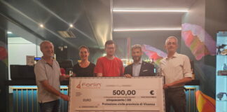 La pizza “Orgoglio Veneto” dona 500 euro alla protezione civile vicentina. La consegna alla pizzeria Forlin nelle mani del presidente Nardin protezione civile assegno pizza orgoglio veneto