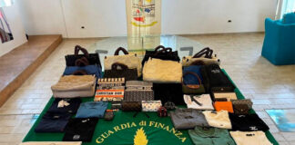 Vicenza: donna denunciata per accessori griffati contraffatti, sequestrati 188 capi vicenza accessori contraffatti