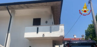Tezze sul Brenta, donna in stato confusionale cammina sul parapetto del terrazzo. Salvata da Vigili del Fuoco, Carabinieri e Suem Vigili del fuoco salvano donna a Tezze
