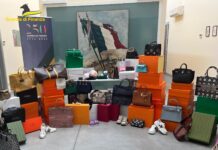 Gdf Treviso: sequestrati oltre 1.100 falsi in vendita in una boutique di Asolo. Denunciato il titolare Accessori falsi sequestrati ad Asolo da Guardia di Finanza di Treviso