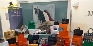 Gdf Treviso: sequestrati oltre 1.100 falsi in vendita in una boutique di Asolo. Denunciato il titolare Accessori falsi sequestrati ad Asolo da Guardia di Finanza di Treviso