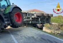 Bolzano Vicentino, carro agricolo si rovescia e blocca la strada. Vigili del fuoco mettono tutto in sicurezza