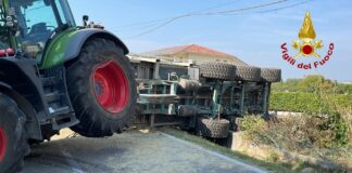 Bolzano Vicentino, carro agricolo si rovescia e blocca la strada. Vigili del fuoco mettono tutto in sicurezza
