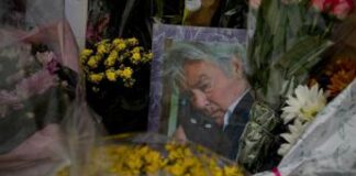 Alain Delon, l’ultimo saluto dei fan: montagne di fiori davanti ai cancelli di Douchy