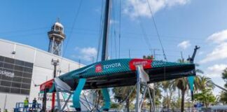 America’s Cup, la barca di New Zealand cade dalla gru