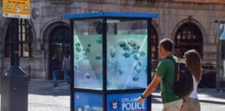 Banksy rivendica nuova opera, pesci che nuotano in gabbiotto polizia a Londra