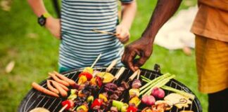 Barbecue di Ferragosto, grigliata protagonista 15 agosto: meglio carne o pesce? grigliata