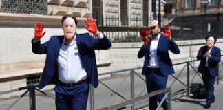 Carceri, blitz Radicali con maschera Nordio e mani sporche di sangue