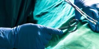 Chirurgo porta figlia in sala operatoria: 13enne opera un paziente al cranio