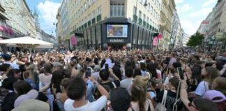 Concerti annullati per rischio attentati, i fan di Taylor Swift invadono Vienna e cantano in strada – Video