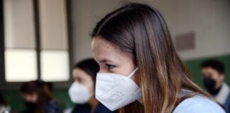 Covid, ripristinare l’uso della mascherina durante le visite: “Buona precauzione”