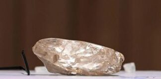Diamante da 2.492 carati, è il secondo più grande mai trovato