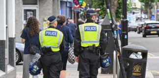 Disordini in Gran Bretagna, polizia di Londra: “Badate ai vostri figli stasera”