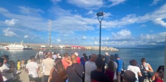 Folla di curiosi al molo di Porticello (Palermo) per seguire recupero corpi del naufragio del veliero britannico Bayesian Folla di curiosi al molo di Porticello (Palermo) per seguire recupero corpi del naufragio del veliero britannico Bayesian