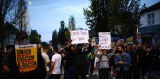 Gb, migliaia di antirazzisti in corteo: la protesta dopo i disordini dell’estrema destra